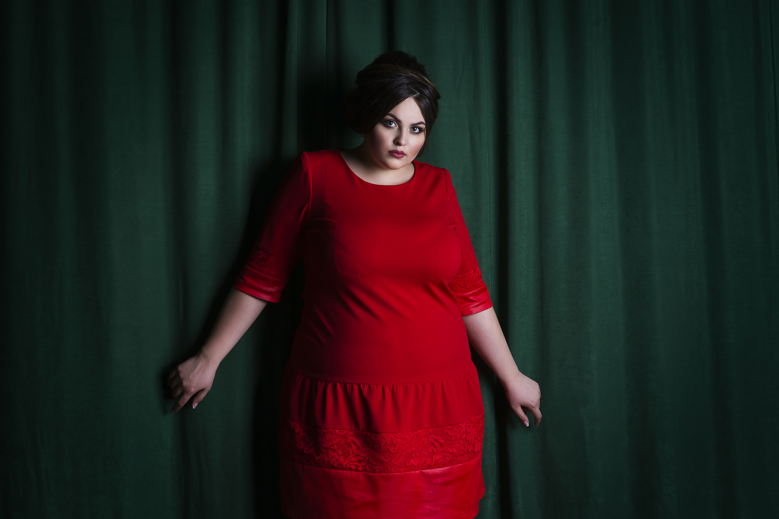 Plussize model met rode jurk