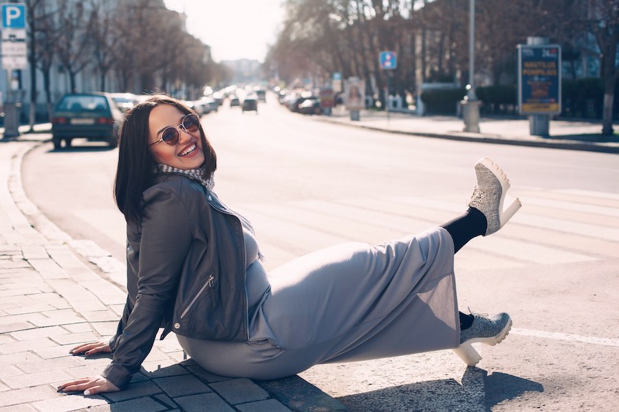 Plussize model in casual stijl