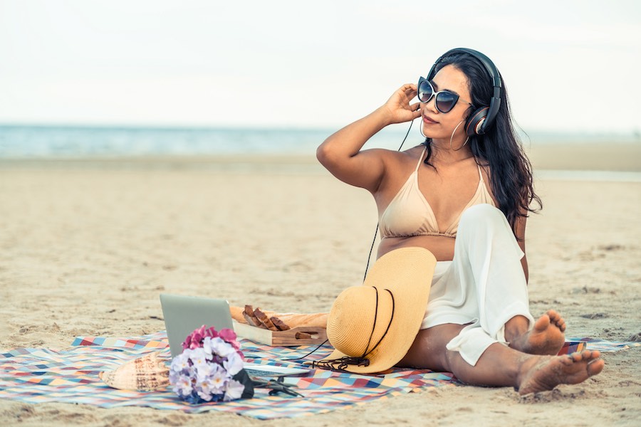 Jonge vrouw op strand in badmode