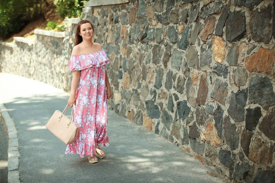 Zomerse jurk in pastel curvy vrouw