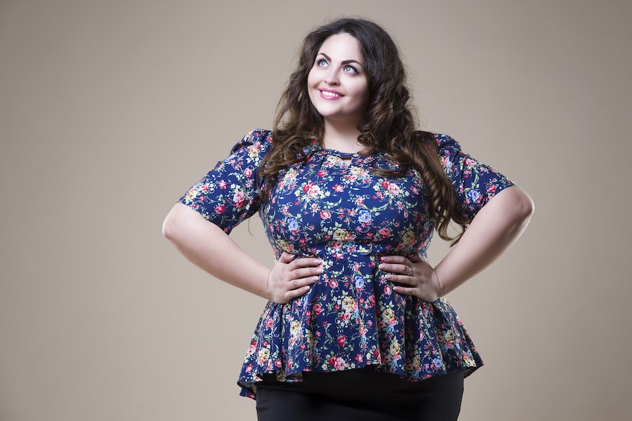 Fashionable vrouw in a lijn blouse