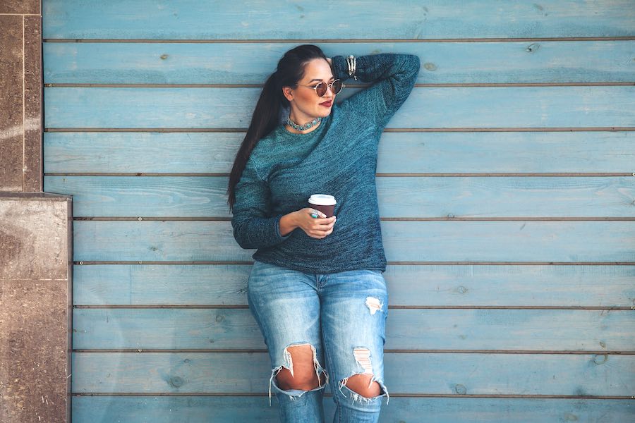 Vrouw met curves in stylish jeans en sweater