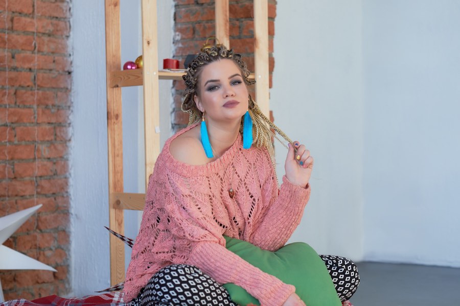 Plussize vrouw in outfit met vrolijke kleuren zomertrends