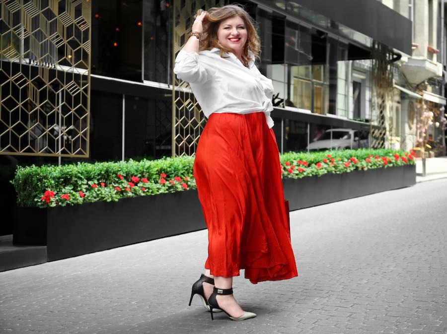 Midi rok essentials outfit vrouw met overgewicht