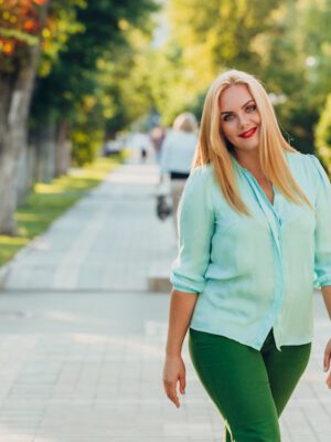 Casual outfit met blouse vrouw met maatje meer