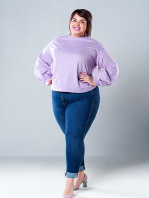 Fashionable outfit plus-size vrouw met jeans