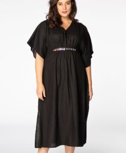 Yoek Dress embroidered detail | Zwart | Maat 38/40